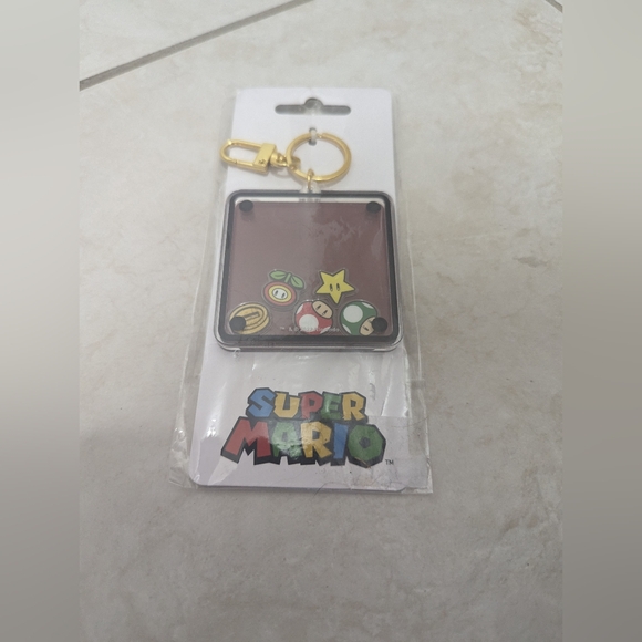 Bioworld Super Mario Shaker Charm Keychain - Picture 2 of 3